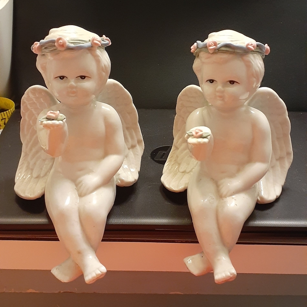 Set of 2 white ceramic porcelain cherubs